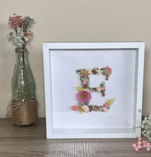 Cuadro con inicial de flores preservadas